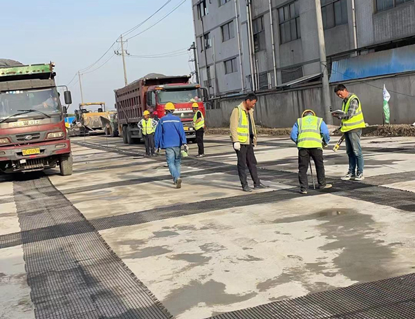 加乐镇老材料的新故事：玻璃纤维土工格栅如何在‘白改黑’浪潮中重获新生？